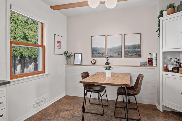 1918 E Eden PLACE, Saint Francis, WI 53235