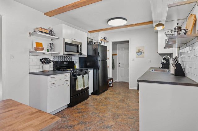 1918 E Eden PLACE, Saint Francis, WI 53235