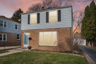 1918 E Eden PLACE, Saint Francis, WI 53235