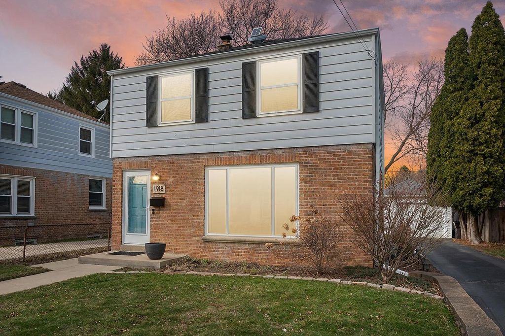 1918 E Eden PLACE, Saint Francis, WI 53235