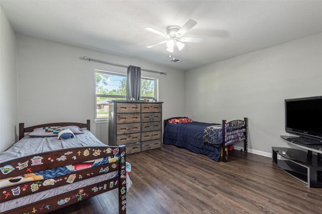1803 Avenue Q, Santa Fe, TX 77510