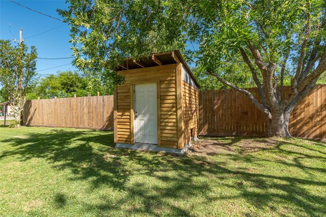 1803 Avenue Q, Santa Fe, TX 77510