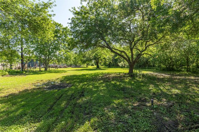 1803 Avenue Q, Santa Fe, TX 77510