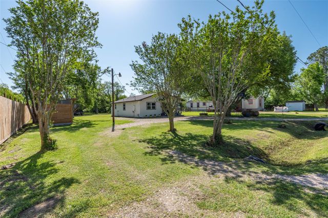 1803 Avenue Q, Santa Fe, TX 77510