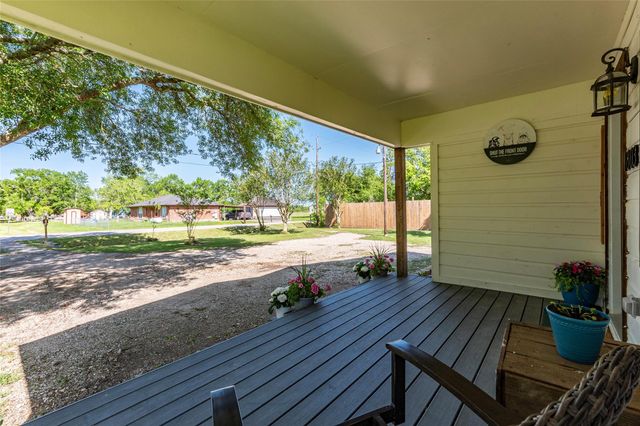 1803 Avenue Q, Santa Fe, TX 77510