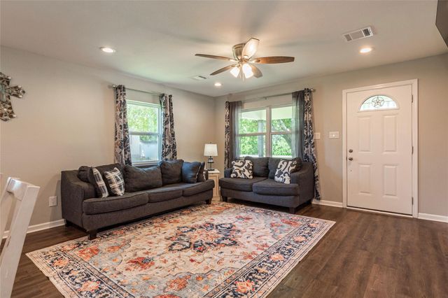 1803 Avenue Q, Santa Fe, TX 77510