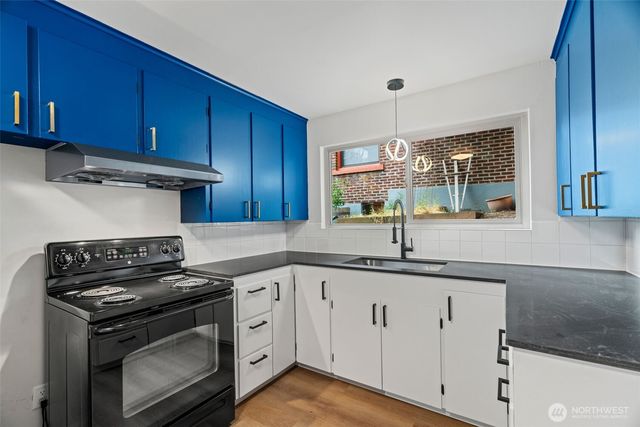 6553 Greenwood Avenue N, Seattle, WA 98103