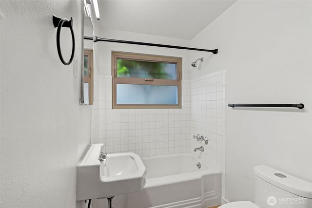 6553 Greenwood Avenue N, Seattle, WA 98103