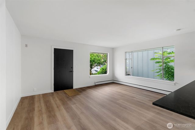 6553 Greenwood Avenue N, Seattle, WA 98103