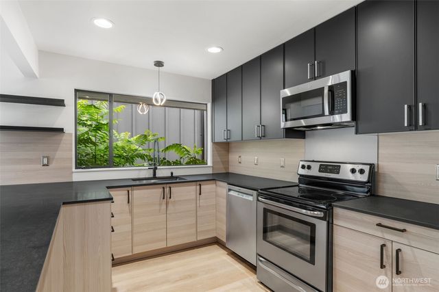 6553 Greenwood Avenue N, Seattle, WA 98103
