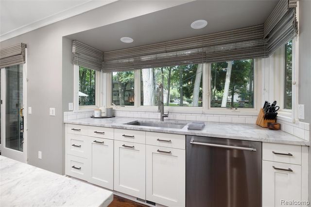 6577 Crabapple, Troy, MI 48098