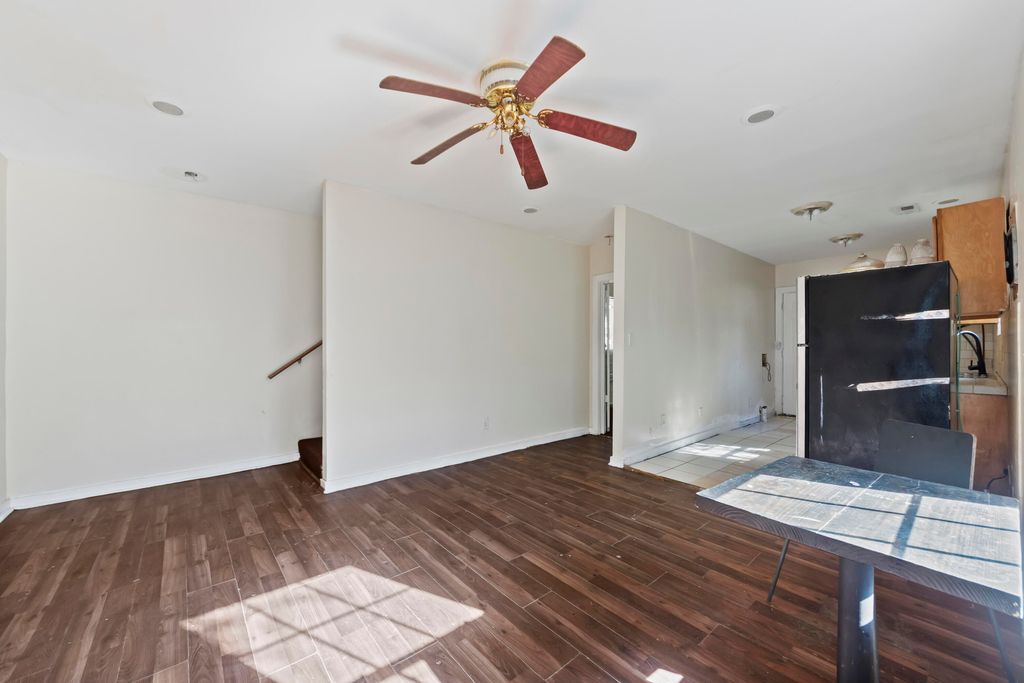 Image 12 of property listing at 16 Killians Street, Charleston, SC 29403