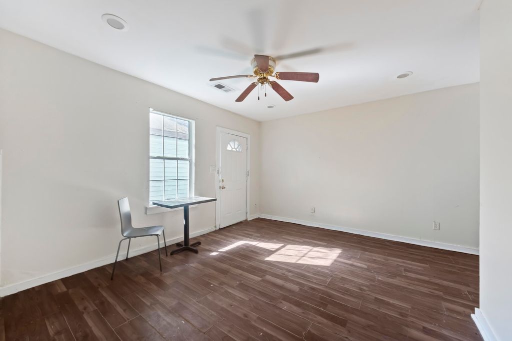 Image 13 of property listing at 16 Killians Street, Charleston, SC 29403