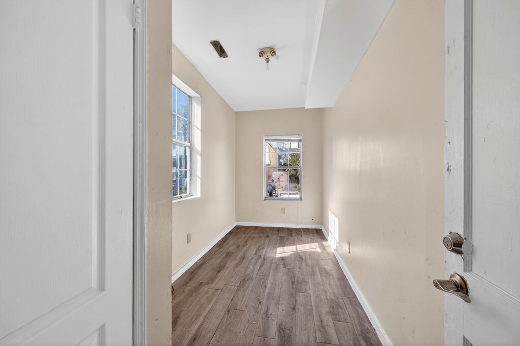 Image 5 of property listing at 16 Killians Street, Charleston, SC 29403