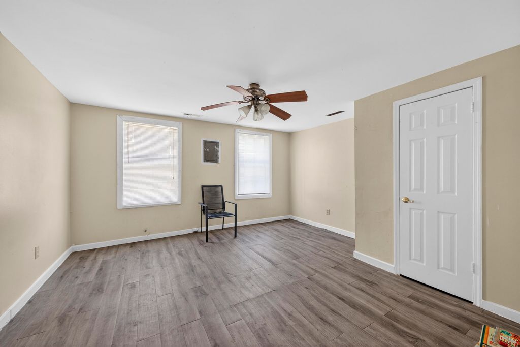 Image 6 of property listing at 16 Killians Street, Charleston, SC 29403