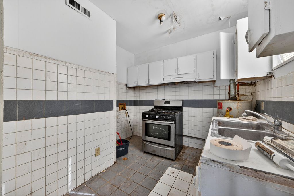 Image 9 of property listing at 16 Killians Street, Charleston, SC 29403