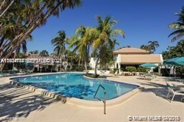 8267 SW 128th St 207, Pinecrest, FL 33156