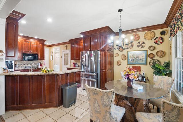 111 Chadwick Farms Dr, Fayetteville, TN 37334