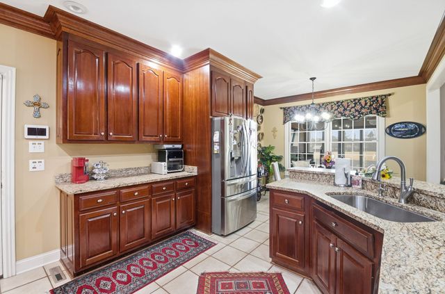 111 Chadwick Farms Dr, Fayetteville, TN 37334