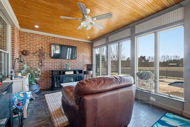 111 Chadwick Farms Dr, Fayetteville, TN 37334