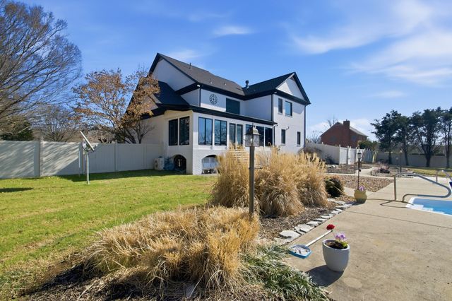 111 Chadwick Farms Dr, Fayetteville, TN 37334