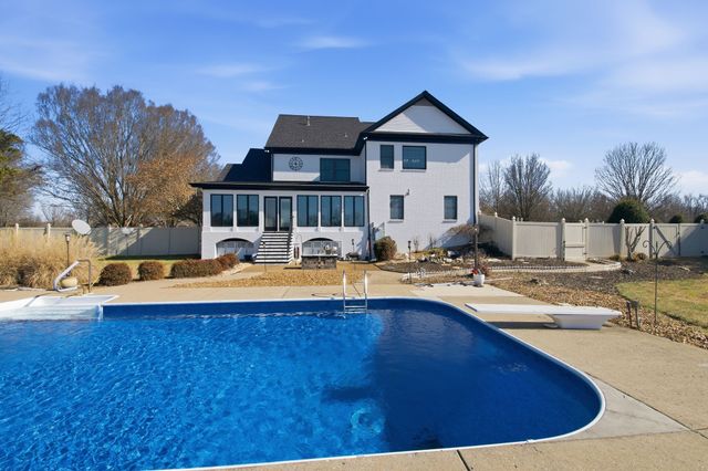 111 Chadwick Farms Dr, Fayetteville, TN 37334