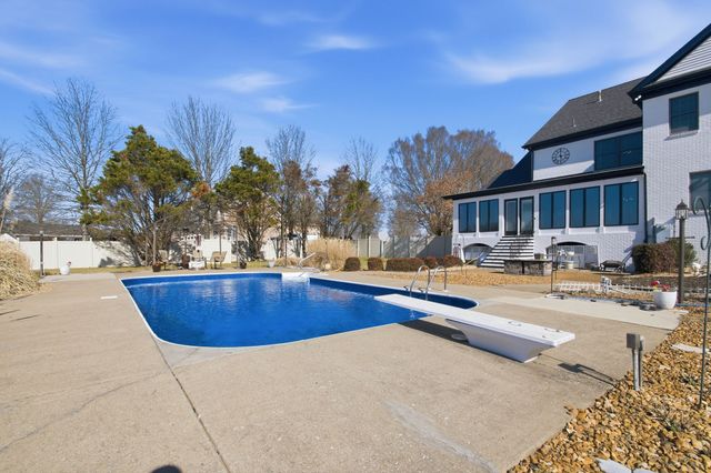 111 Chadwick Farms Dr, Fayetteville, TN 37334