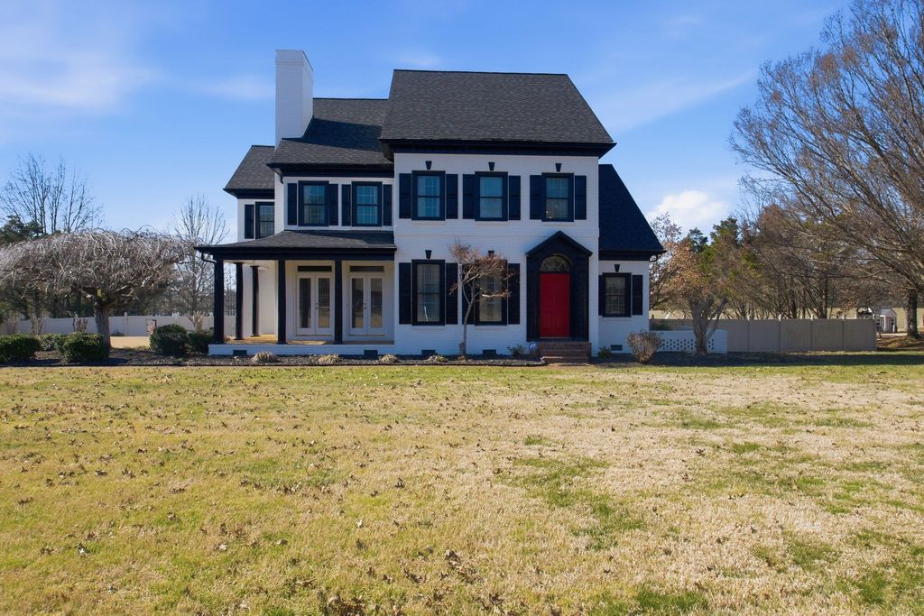 111 Chadwick Farms Dr, Fayetteville, TN 37334