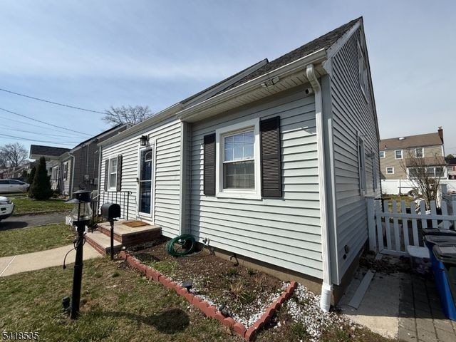 8 Orchard Dr, Clifton City, NJ 07012