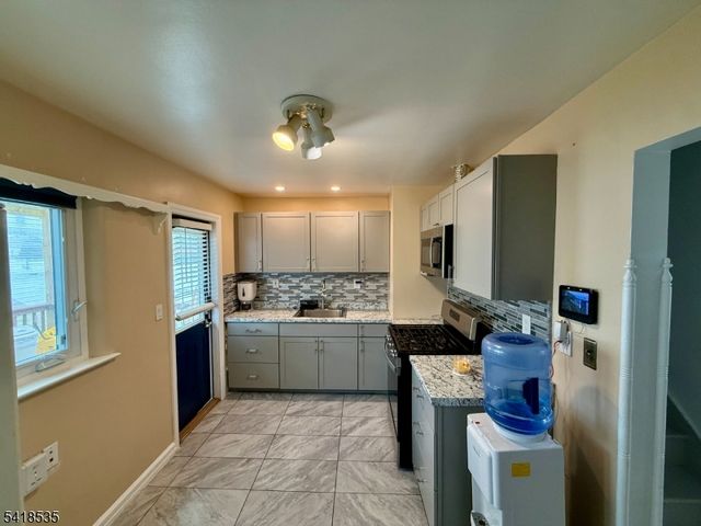 8 Orchard Dr, Clifton City, NJ 07012