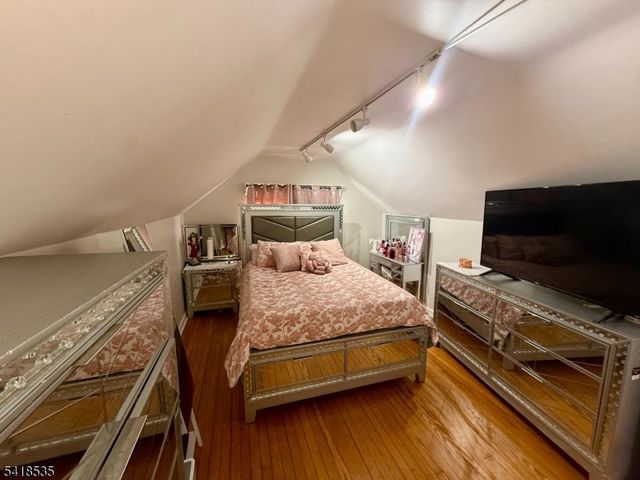 8 Orchard Dr, Clifton City, NJ 07012