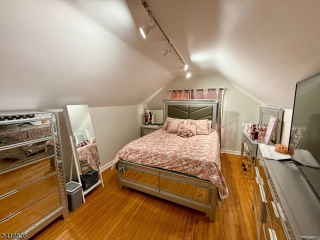 8 Orchard Dr, Clifton City, NJ 07012