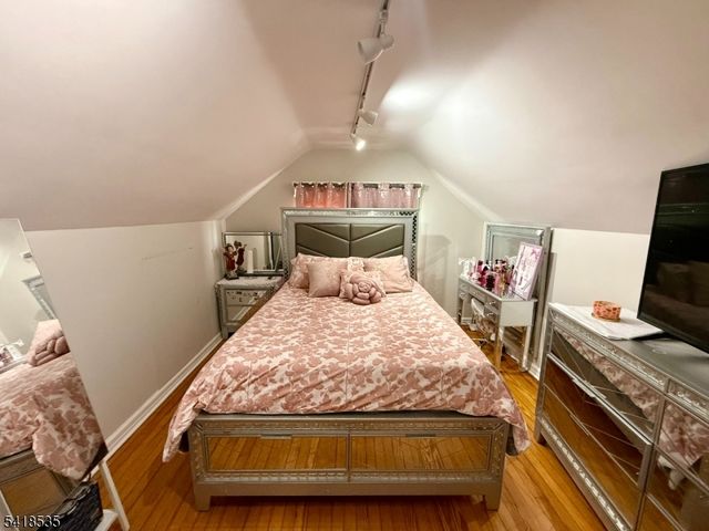 8 Orchard Dr, Clifton City, NJ 07012