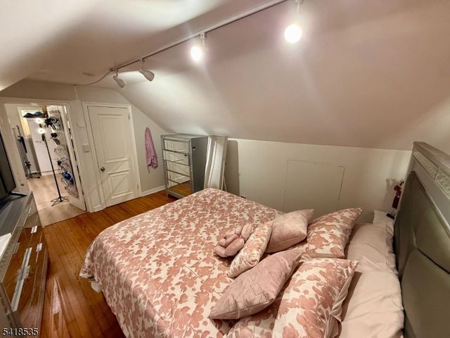 8 Orchard Dr, Clifton City, NJ 07012