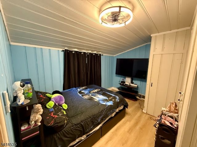 8 Orchard Dr, Clifton City, NJ 07012