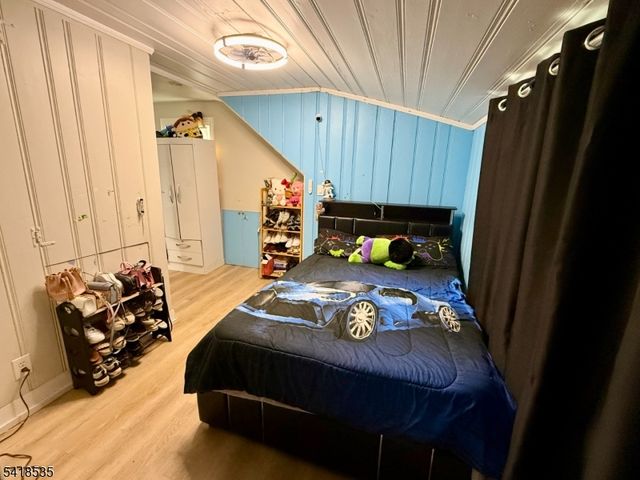 8 Orchard Dr, Clifton City, NJ 07012