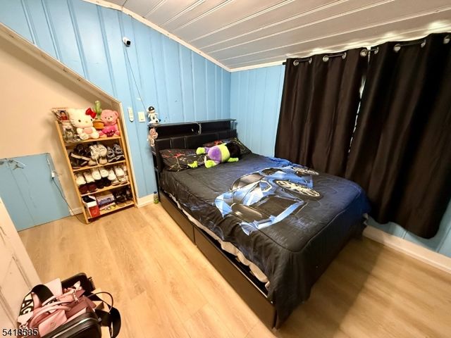 8 Orchard Dr, Clifton City, NJ 07012