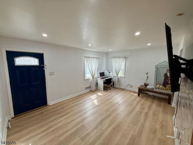 8 Orchard Dr, Clifton City, NJ 07012