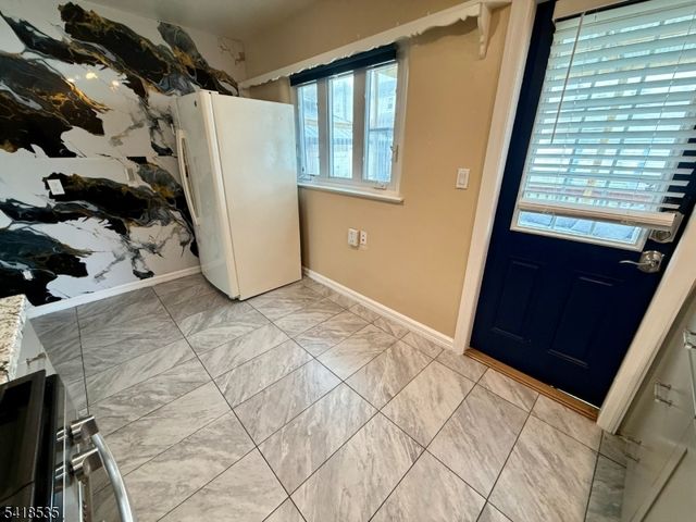 8 Orchard Dr, Clifton City, NJ 07012