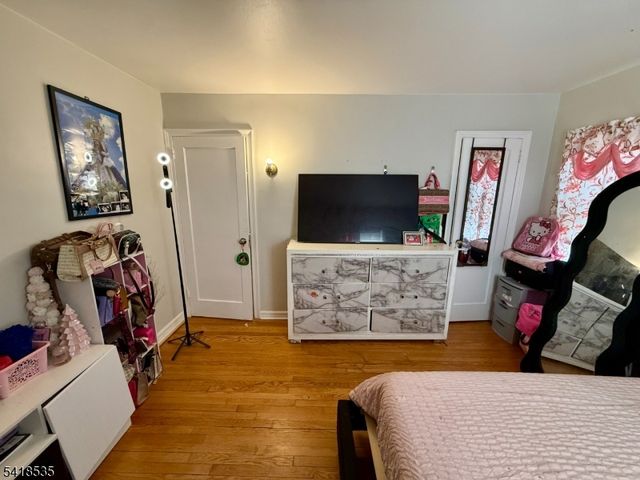 8 Orchard Dr, Clifton City, NJ 07012