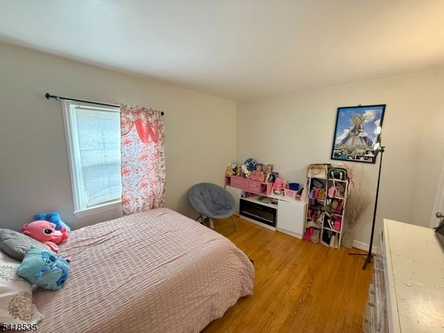 8 Orchard Dr, Clifton City, NJ 07012