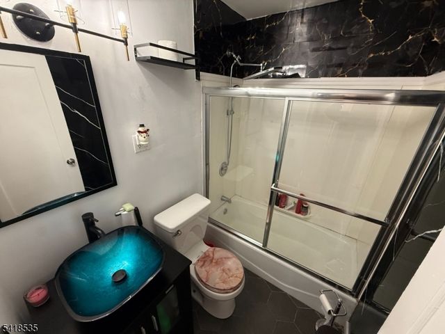 8 Orchard Dr, Clifton City, NJ 07012