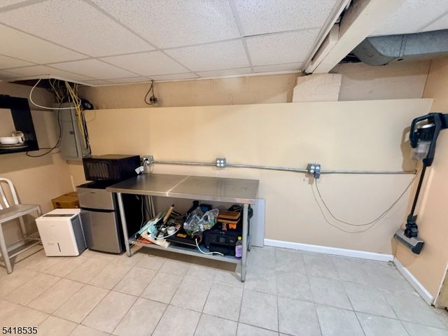 8 Orchard Dr, Clifton City, NJ 07012