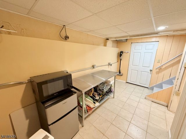 8 Orchard Dr, Clifton City, NJ 07012