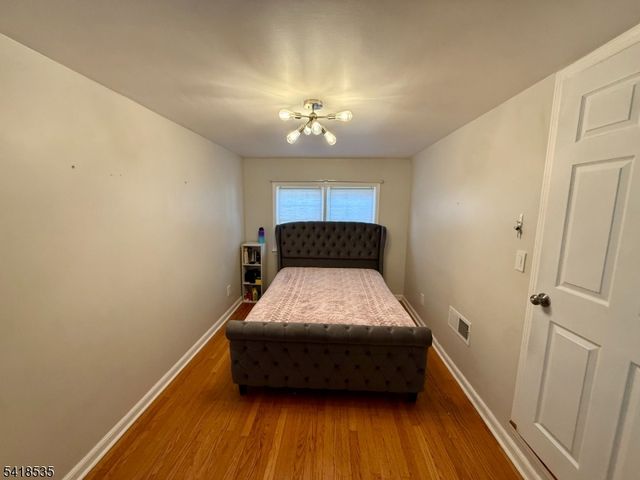 8 Orchard Dr, Clifton City, NJ 07012