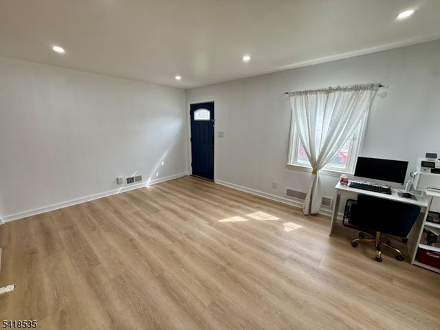 8 Orchard Dr, Clifton City, NJ 07012