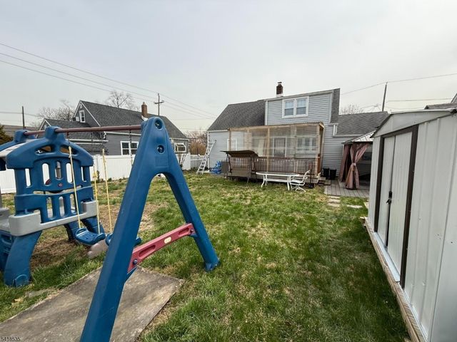 8 Orchard Dr, Clifton City, NJ 07012