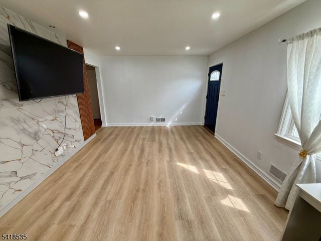 8 Orchard Dr, Clifton City, NJ 07012