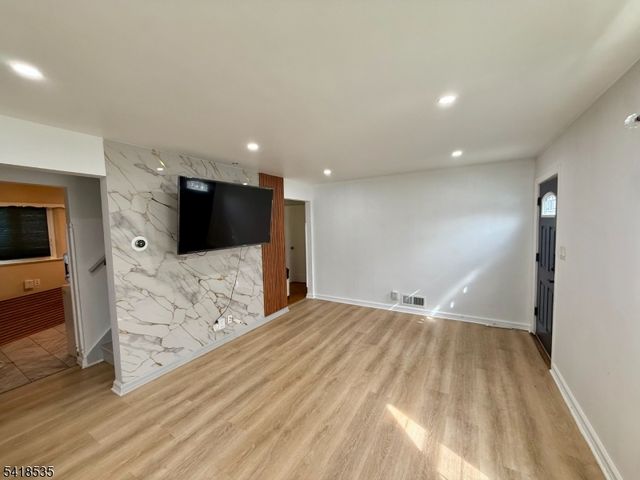 8 Orchard Dr, Clifton City, NJ 07012