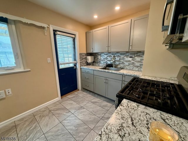 8 Orchard Dr, Clifton City, NJ 07012